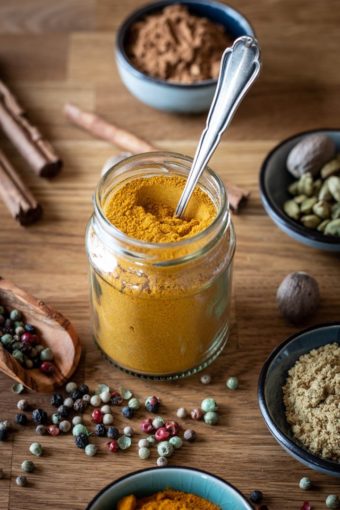 Ein Glas mit selbstgemachtem Goldene-Milch-Pulver