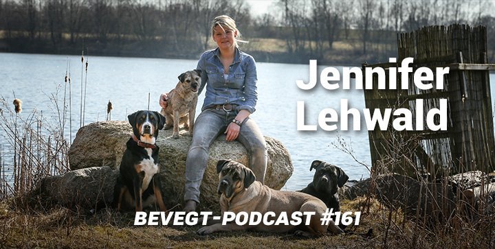 Titelbild: Die Hundetrainerin Jennifer Lehwald mit ihren Hunden