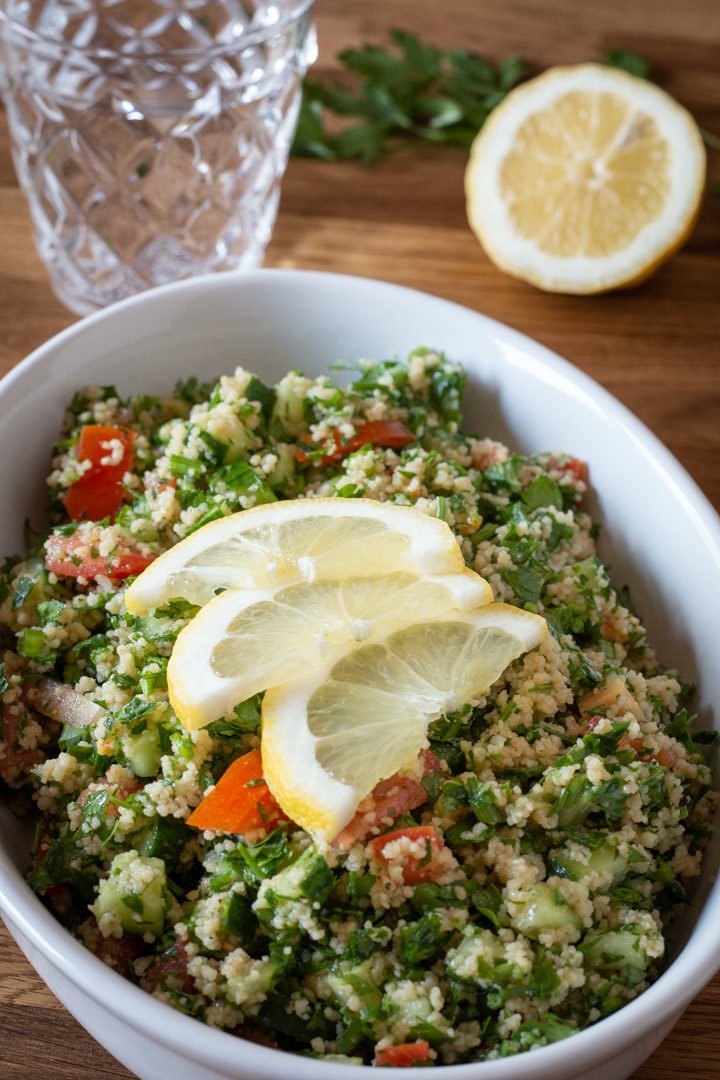 Eine Schale mit Couscous-Taboulé