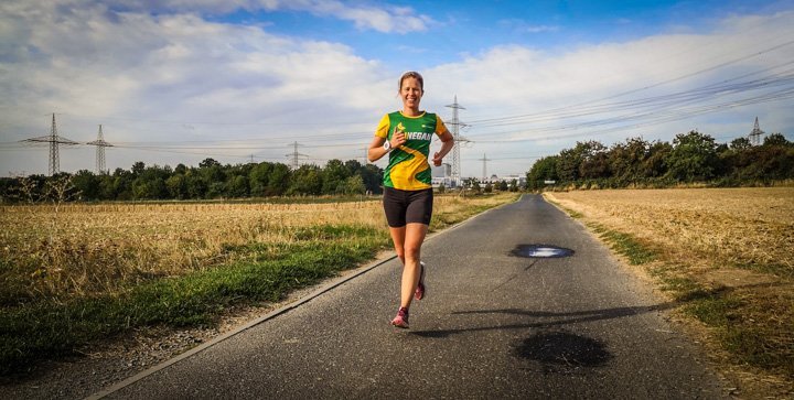 Katrin läuft auf einem Feldweg