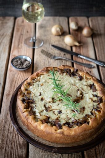 Ein veganer Zwiebelkuchen mit Räuchertofu und Cashewsahne