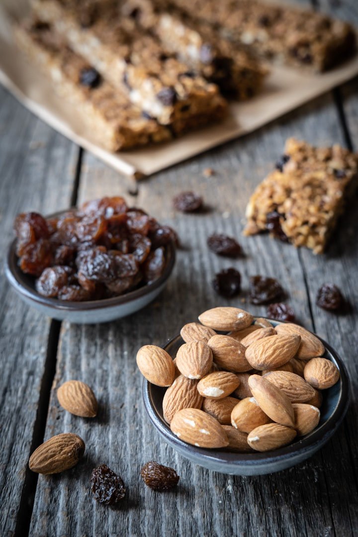 Mandeln und Rosinen - zwei der Zutaten für die veganen Haferflocken-Nuss-Flapjacks