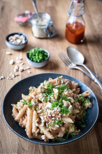Pasta mit Brokkoli, Tempeh und Tomaten-Cashew-Soße