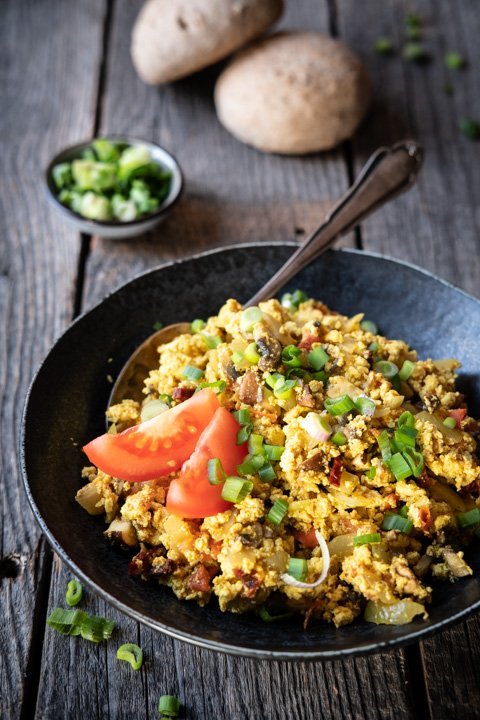 Rührtofu (veganes Rührei) mit Champignons und Frühlingszwiebeln