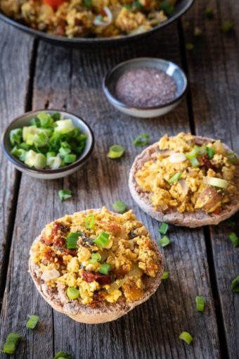 Veganer Rührtofu mit Champignons, Tomaten und Frühlingszwiebeln