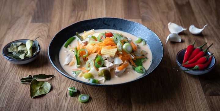 Ein Teller mit veganer Tom Ka Gai Suppe