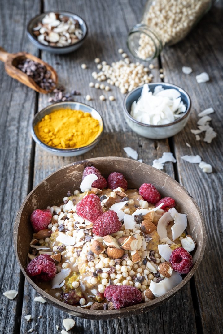 Veganes Kurkuma-Power-Porridge mit Beeren und Knusper-Topping