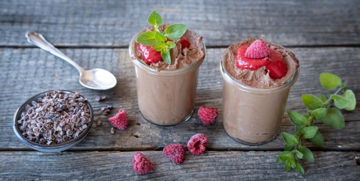 Veganes Schoko-Erdnuss-Protein-Dessert mit Himbeersoße