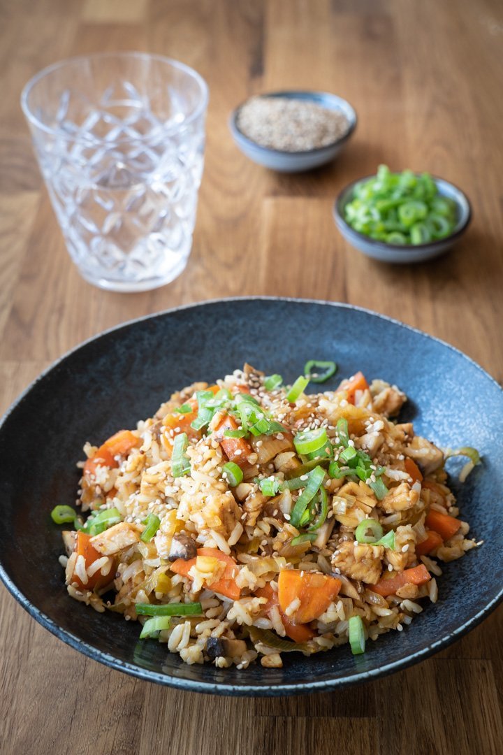 Vegane Reispfanne mit Tempeh, Lauch und Karotten
