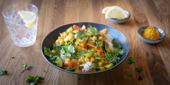 Ein Teller mit Kichererbsen-Gemüsecurry