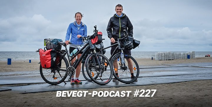 Daniel und Katrin mit ihren Fahrrädern an der Nordseeküste bei Hoek van Holland