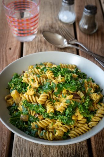 Pasta mit Grünkohl, Sojafleisch und Currysoße