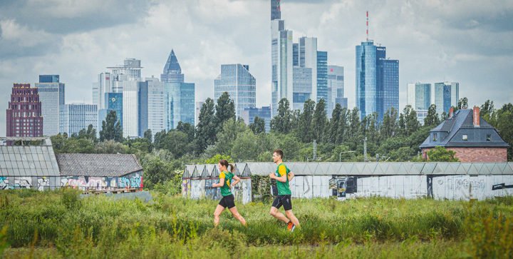 Titelbild: Katrin und Daniel laufen vor der Frankfurter Skyline