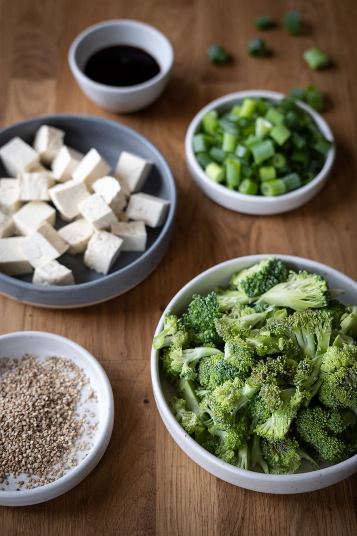 Schneller gebratener Reis mit Brokkoli und Sesamtofu (vegan) » beVegt