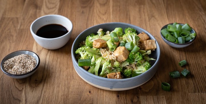 Schneller gebratener Reis mit Brokkoli und Sesamtofu (vegan) » beVegt