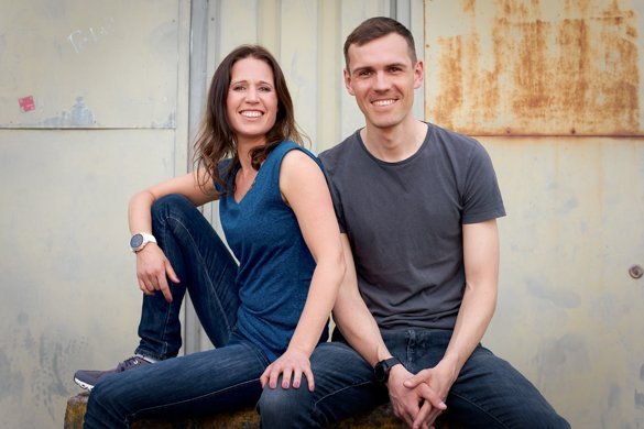 Katrin und Daniel vor einer grauen Wand