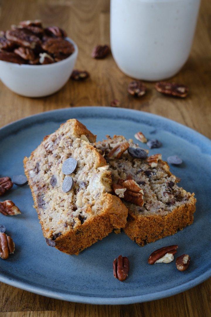Zwei Scheiben veganes Bananenbrot liegen auf einem Teller