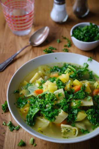 Ein Teller veganer Gemüseeintopf mit Maultaschen und Räuchertofuwürfeln