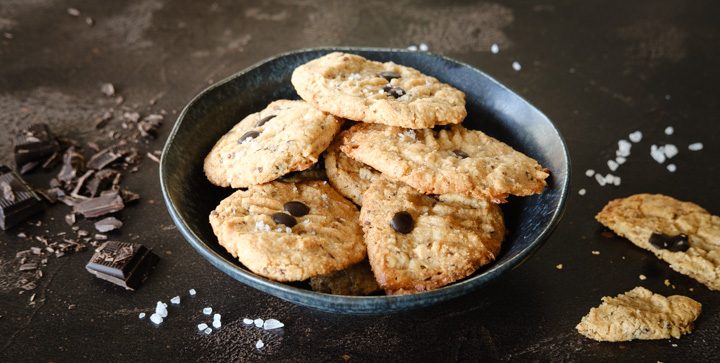 Vegane Erdnussbutter-Schoko-Cookies mit Meersalz