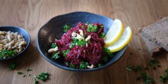 Ein Rote Bete Rohkostsalat