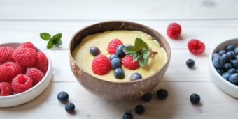 Ein veganes Buchweizen-Porridge mit Himbeeren und Heidelbeeren