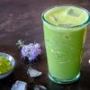 Ein Glas mit veganem Matcha-Erdnuss-Shake