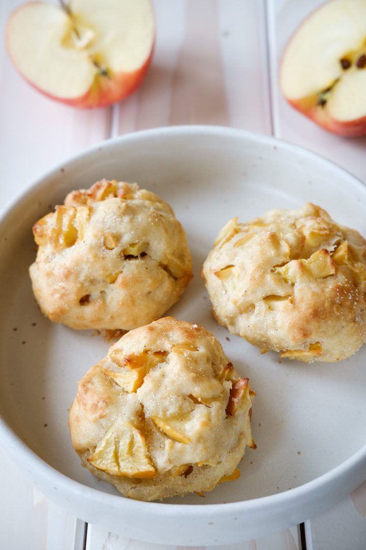 Vegane Apfel-Quarkbällchen auf einem weißen Teller