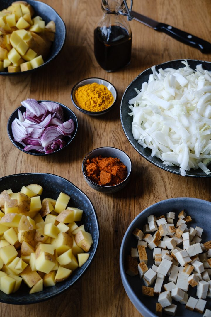 Zutaten für vegane loaded potatoes: Kartoffeln, Räuchertofu, Chinakohl, Zwiebeln und Gewürze
