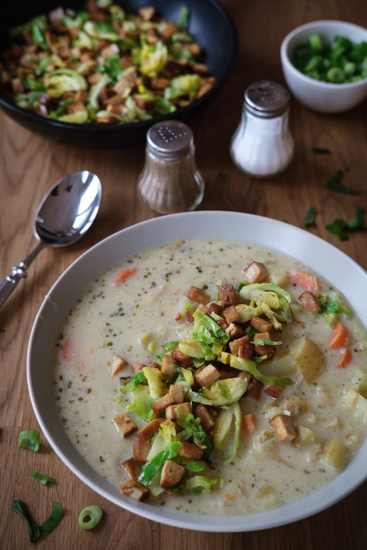 Gestampfte Kartoffelsuppe mit Rosenkohl-Räuchertofu-Topping
