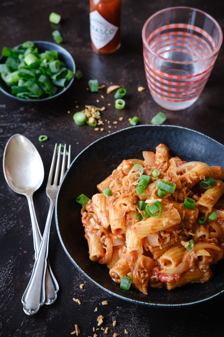 Ein Teller vegane Cheeseburger-Pasta