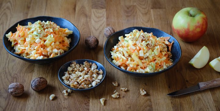 Ein veganer Waldorfsalat mit Sellerie, Apfel, Karotte und Walnüssen