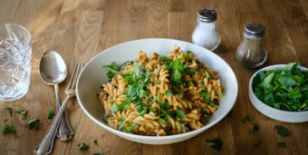 Ein Teller vegane Berglinsenpasta mit cremiger Erdnusssoße
