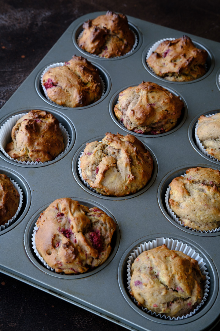 Drei vegane Himbeer-Vanille-Proteinmuffins in einer Muffinform