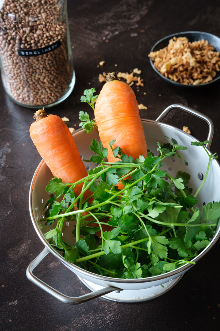 Zutaten für vegane Linsen mit Spätzle: Karotten, Petersilie, Berglinsen und Röstzwiebeln