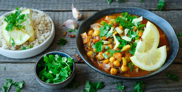 Ein veganes Kichererbsen-Blumenkohl-Curry mit Reis