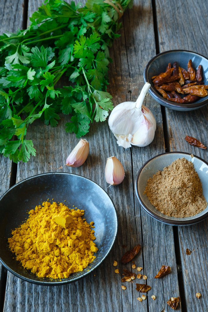 Petersilie, Currypulver, Garam Masala, Chilis und Knoblauchzehen