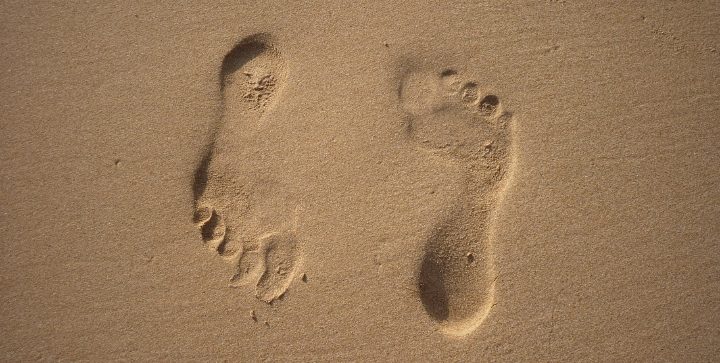 Zwei Fußabdrücke im Sand