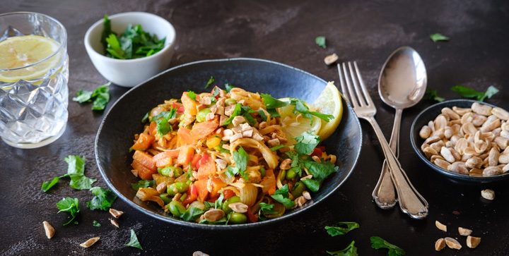 Asia-Gemüse-Nudelpfanne mit Tofu und Udonnudeln