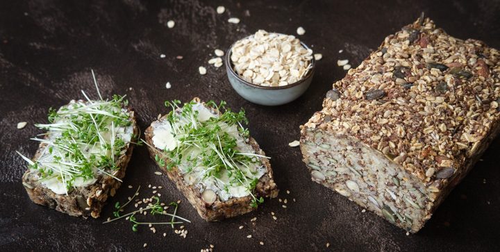 Ein Laib selbstgebackenes, glutenfreies Saatenbrot