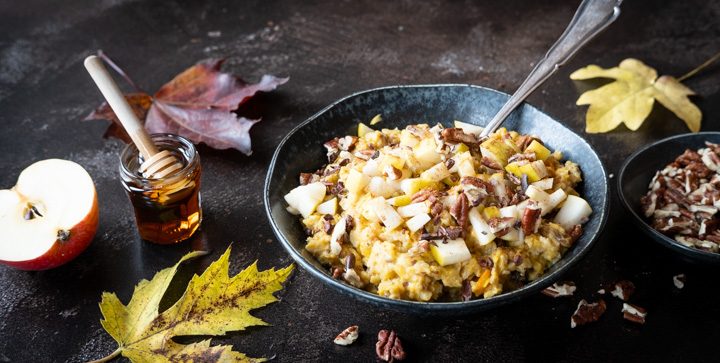 Herbstliches Kürbisporridge mit Pekannüssen und Apfelstückchen