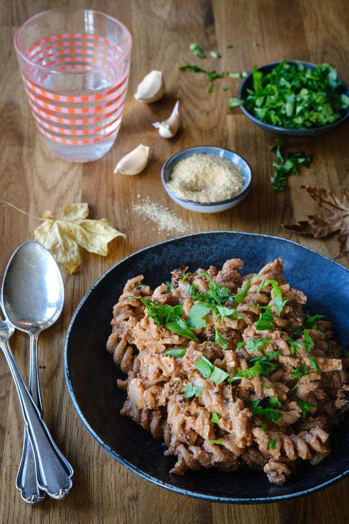 Pasta mit cremiger Champignon-Walnuss-Soße und Räuchertofu