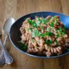 Pasta mit cremiger Champignon-Walnuss-Soße und Räuchertofu