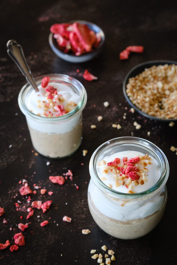 Zwei Gläschen mit veganer Maronencreme