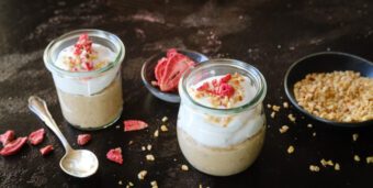 Zwei Gläschen mit veganer Maronencreme