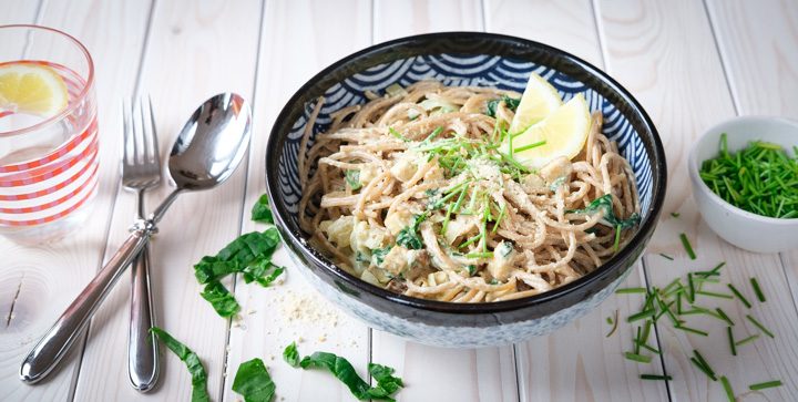 Ein Teller mit veganer Spaghetti Carbonara