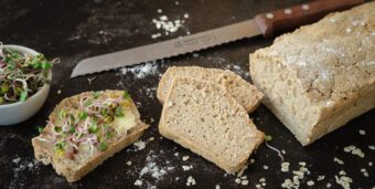 Ein selbstgebackenes veganes Haferbrot