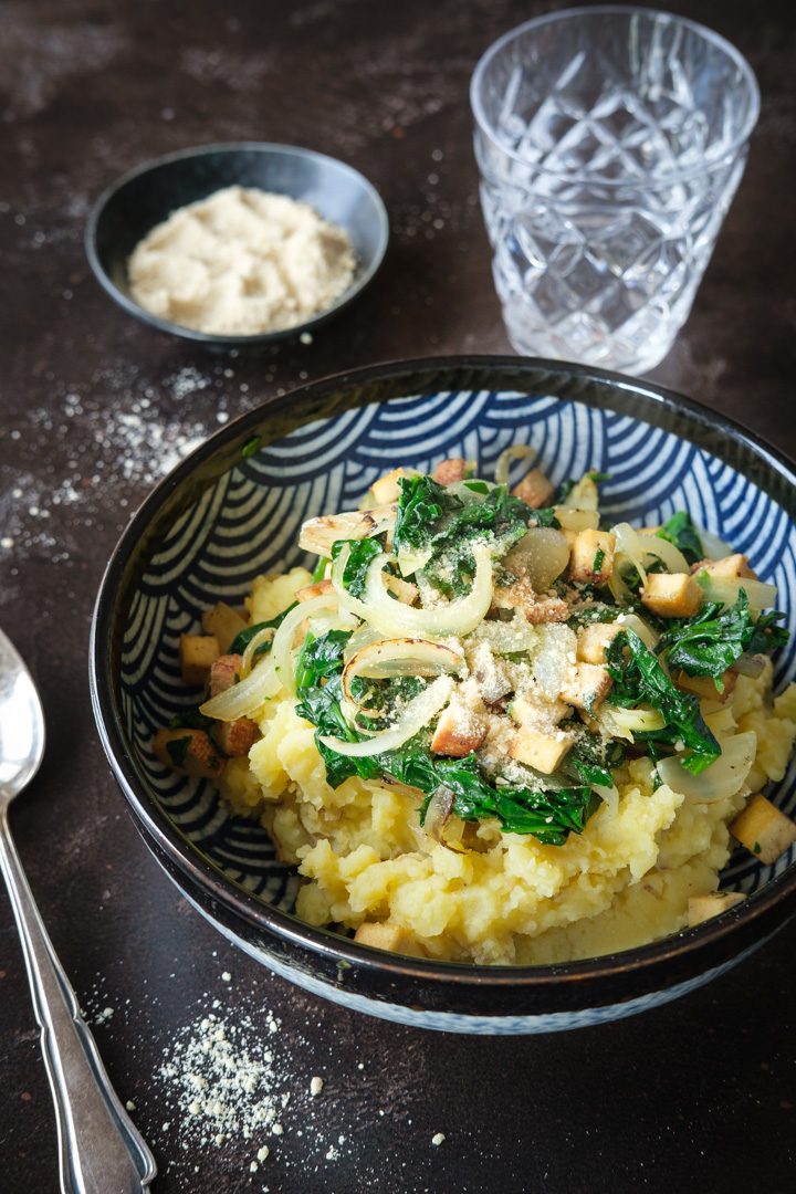 Kartoffelstampf mit einem Zwiebel-Spinat-Räuchertofu-Topping