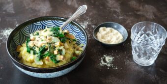 Kartoffelstampf mit einem Zwiebel-Spinat-Räuchertofu-Topping