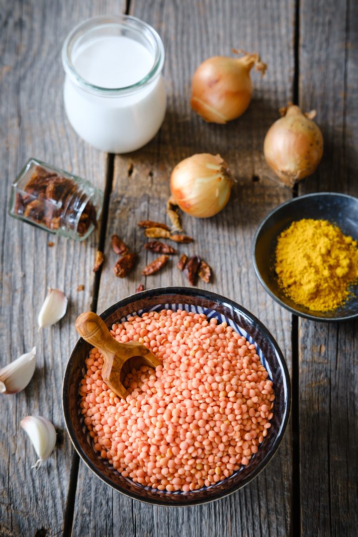 Rote Linsen, Currypulver, Zwiebeln, Knoblauch, Kokosmilch und Chilischoten
