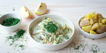 Veganer Auberginen-Sahnehering mit Pellkartoffeln